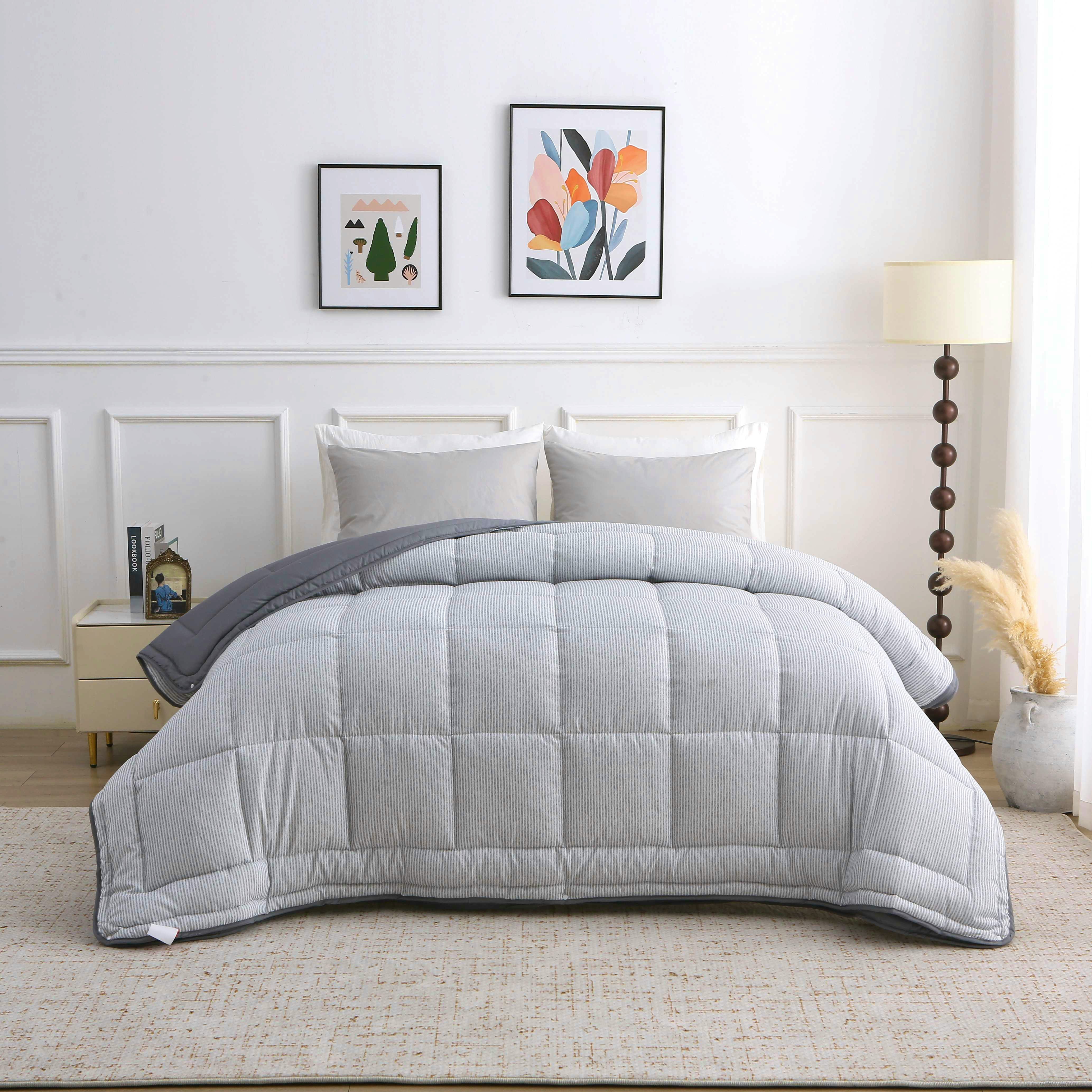 4-seizoenen dekbed met vaste hoes in grijs gestreept dessin, netjes opgemaakt op een tweepersoonsbed