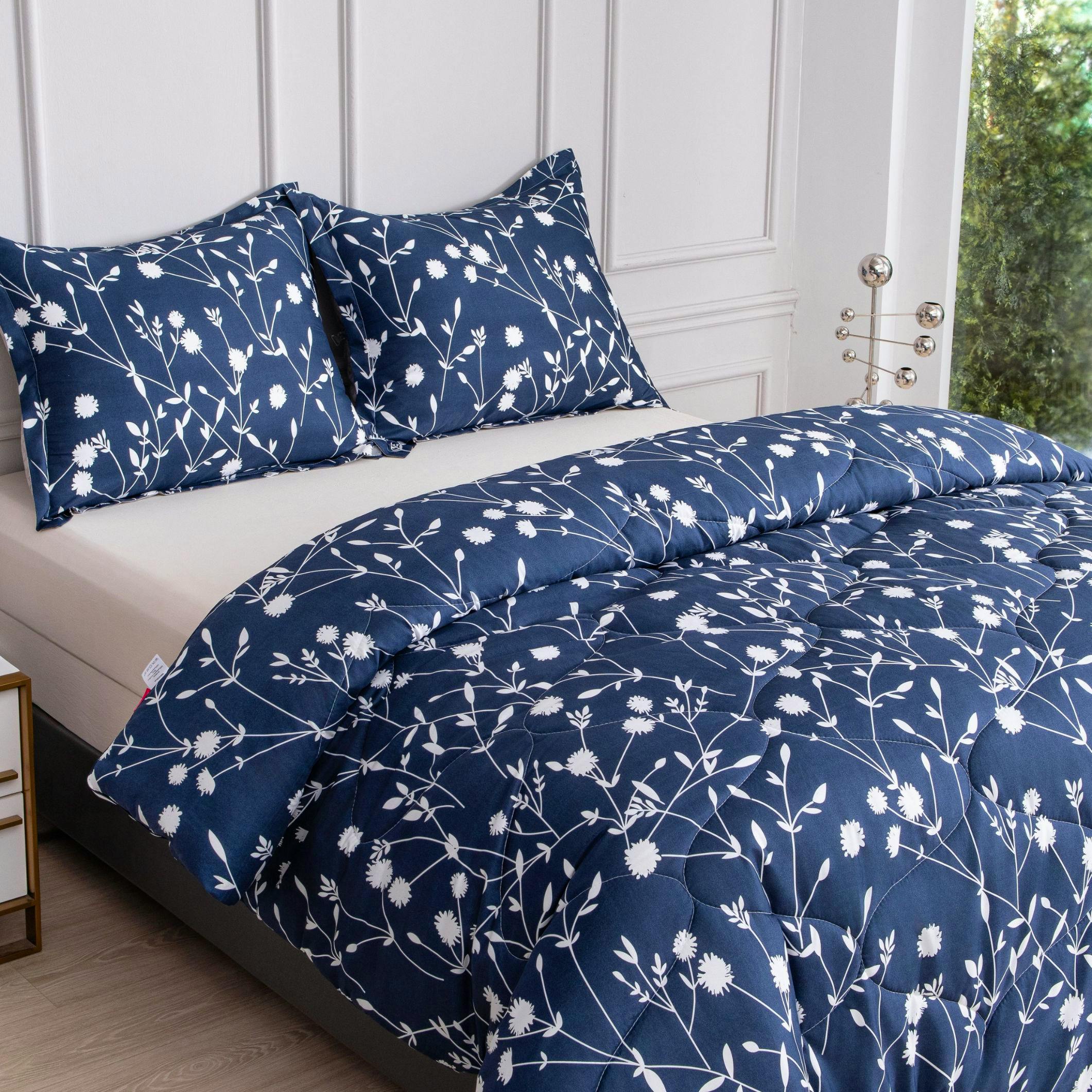 Sfeervol bed met blauw dekbed Mila zonder overtrek