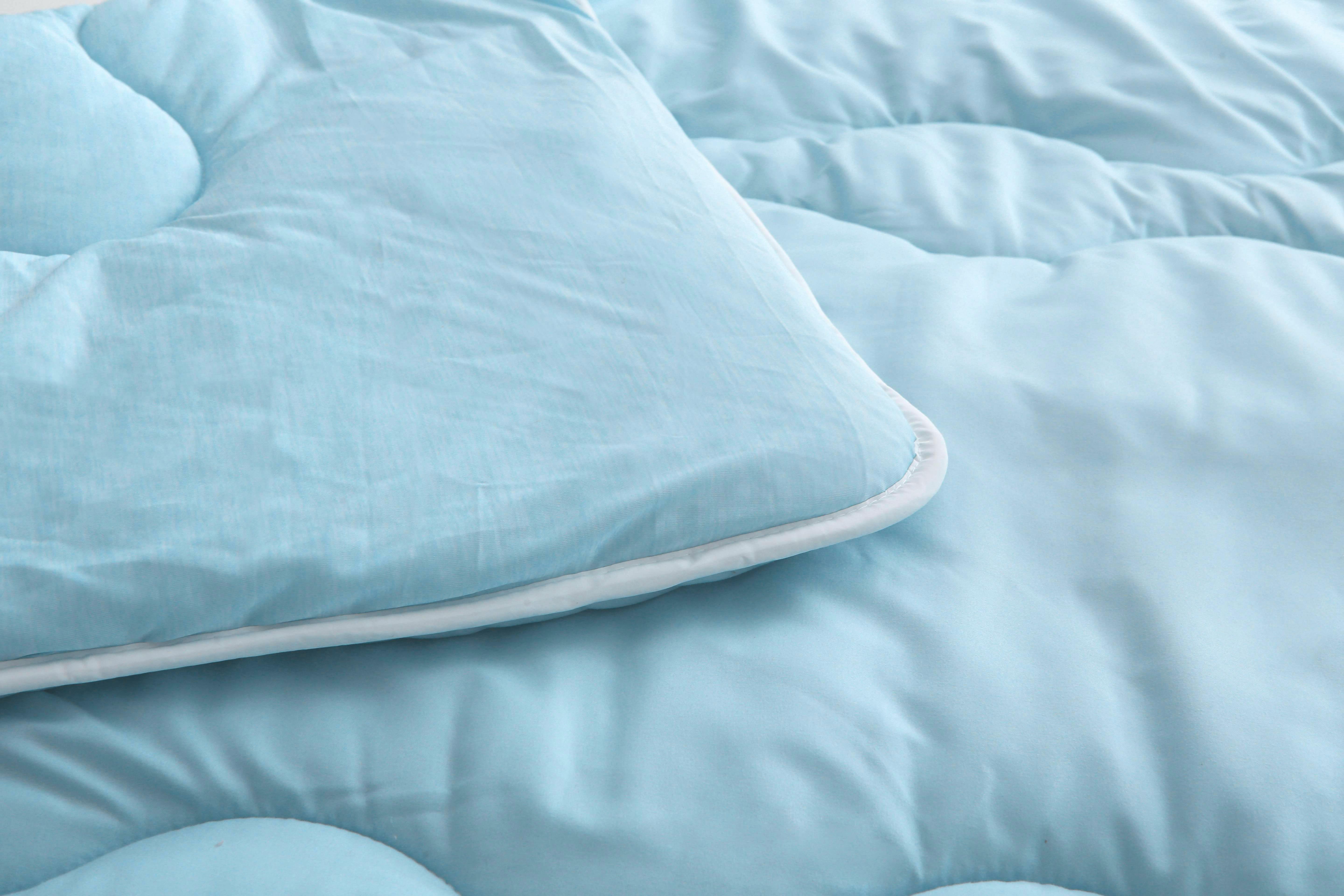 Blauw hoesloos zomerdekbed met verkoelend effect en vaste hoes, lichtgewicht en ademend voor warme nachten