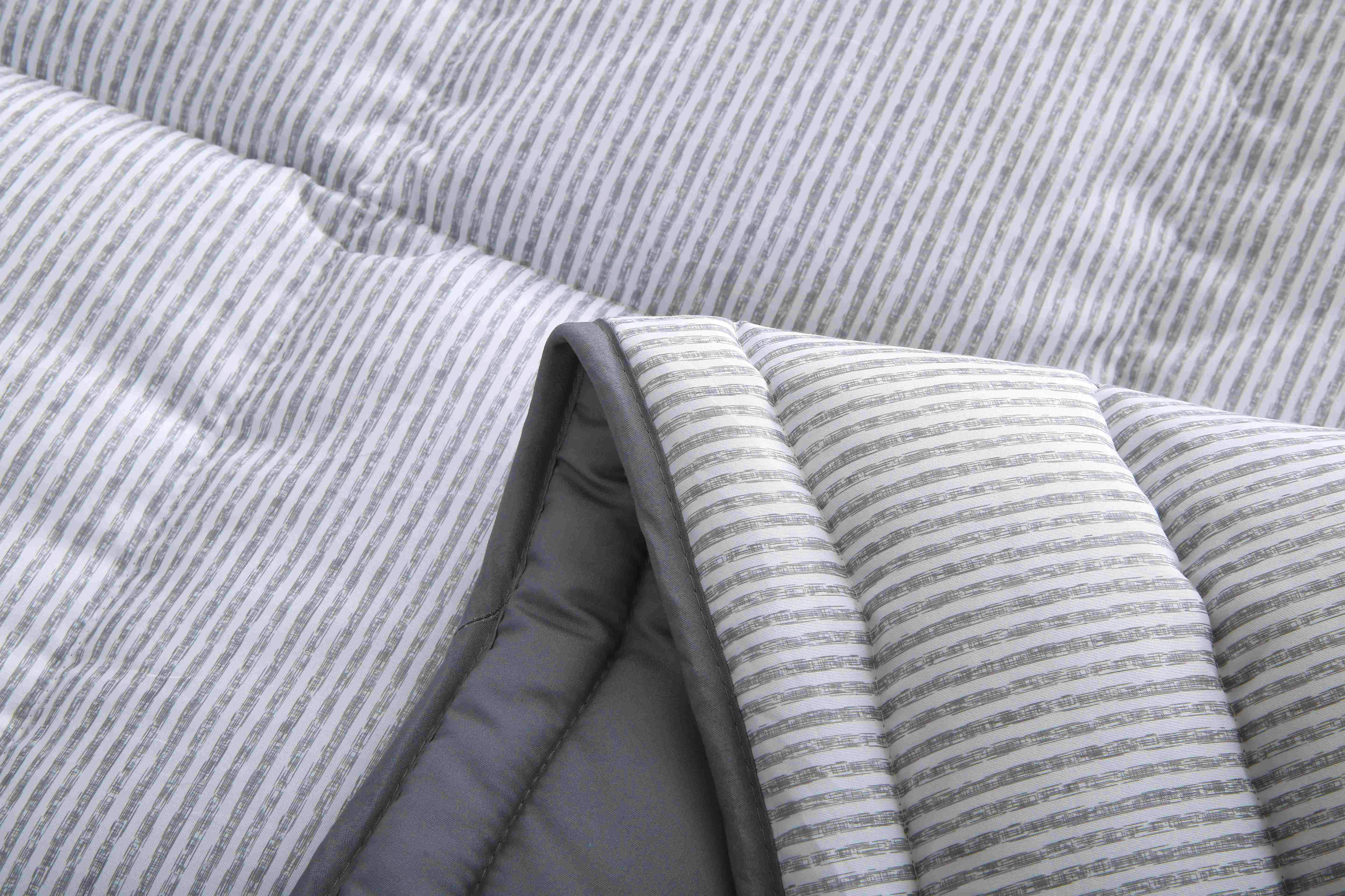 Close-up van de losse zomerlaag van het 4-seizoenen dekbed zonder overtrek