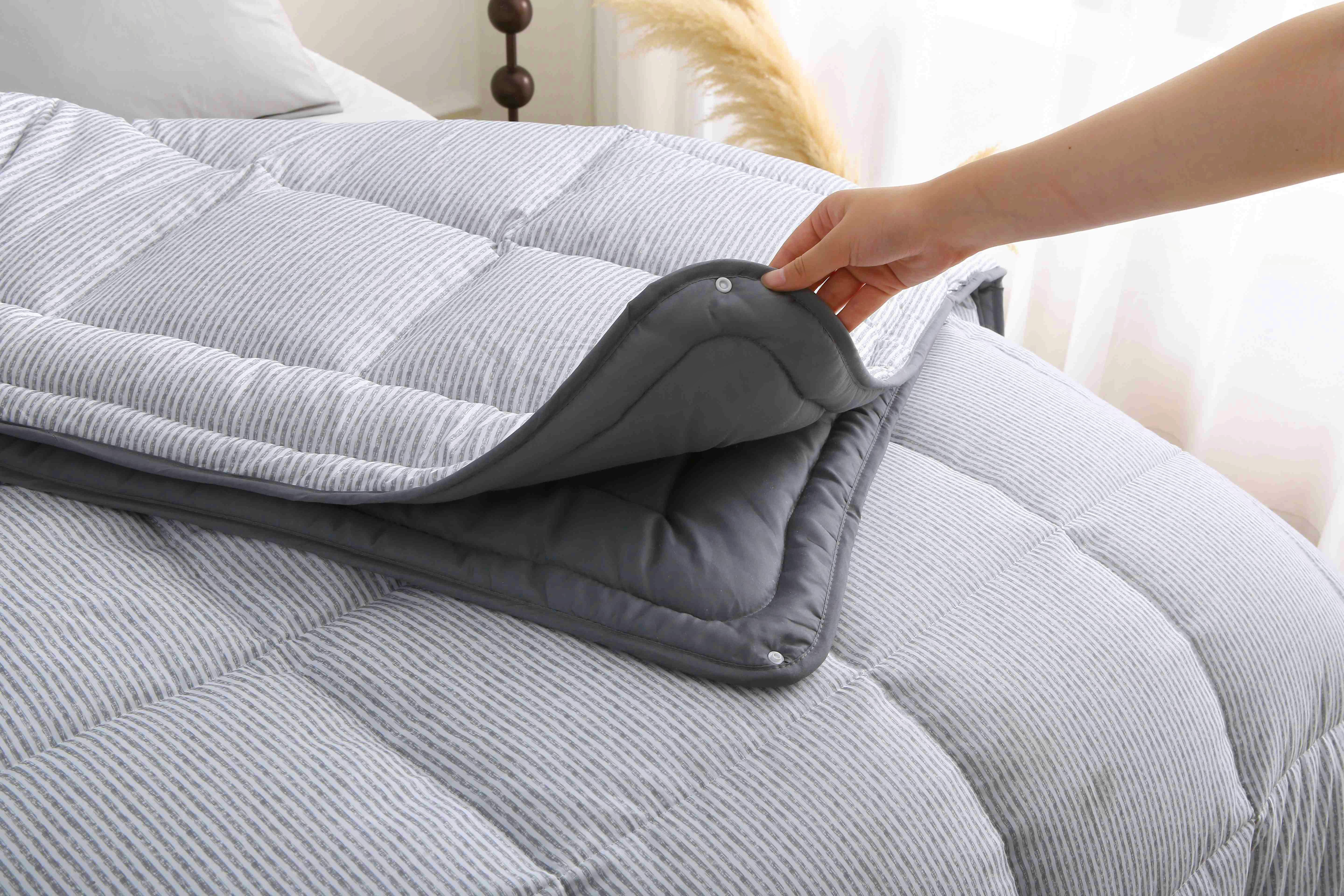 Hand maakt het lichte zomerdeel los van het all-season dekbed met vaste hoes