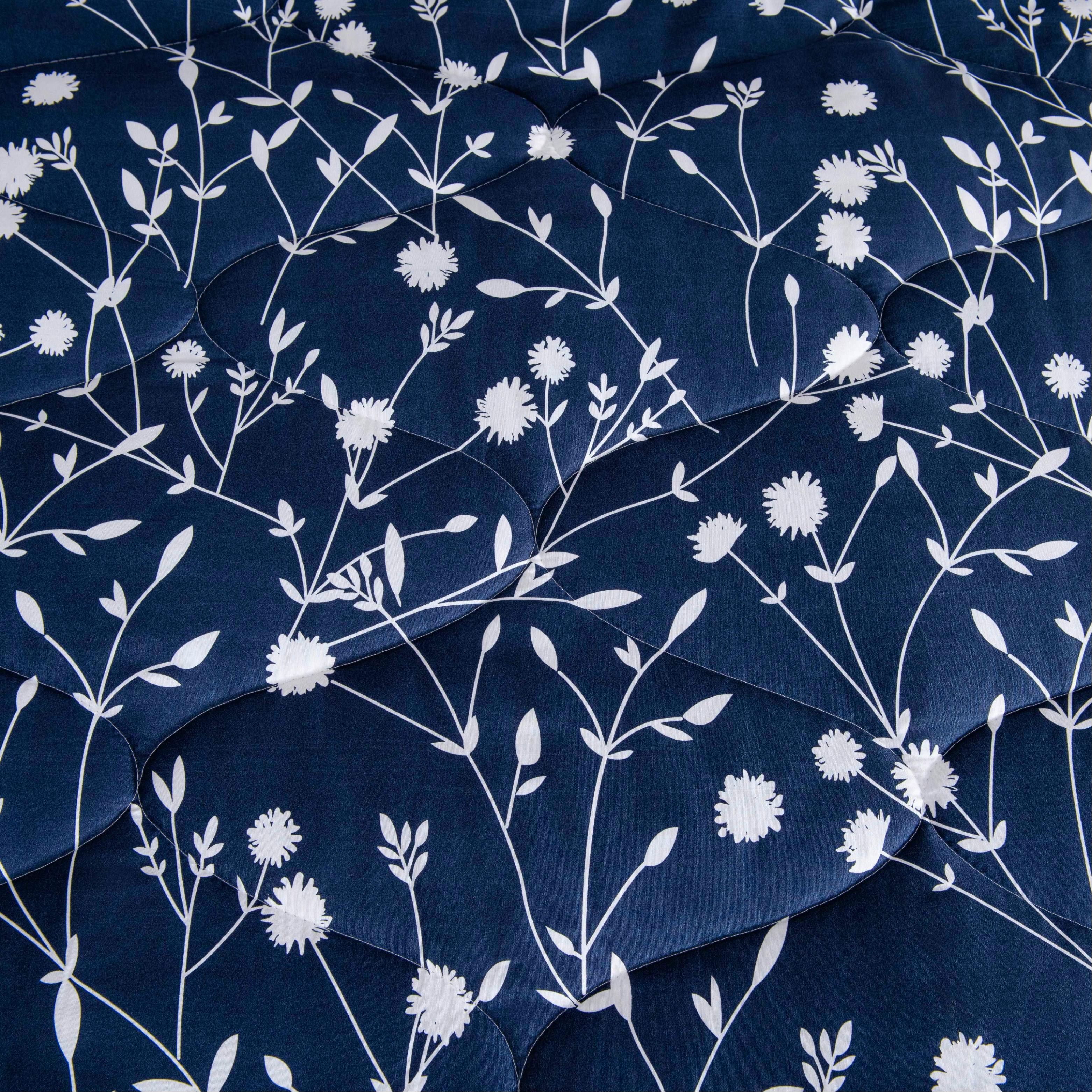 Close-up van dekbed Mila in blauwe stof met bloemenpatroon