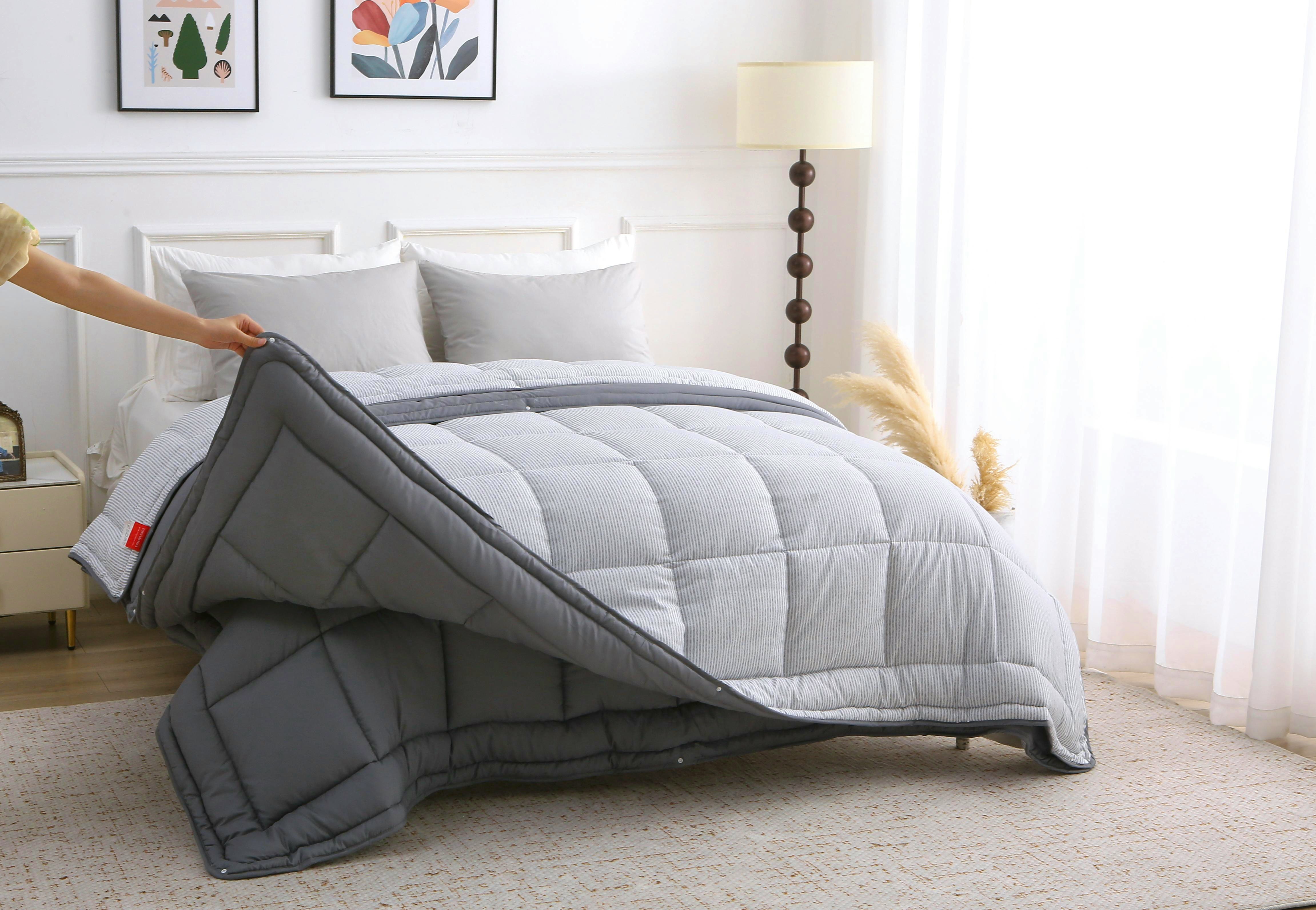 Persoon tilt het zomerdeel van het dekbed op en toont de twee delen