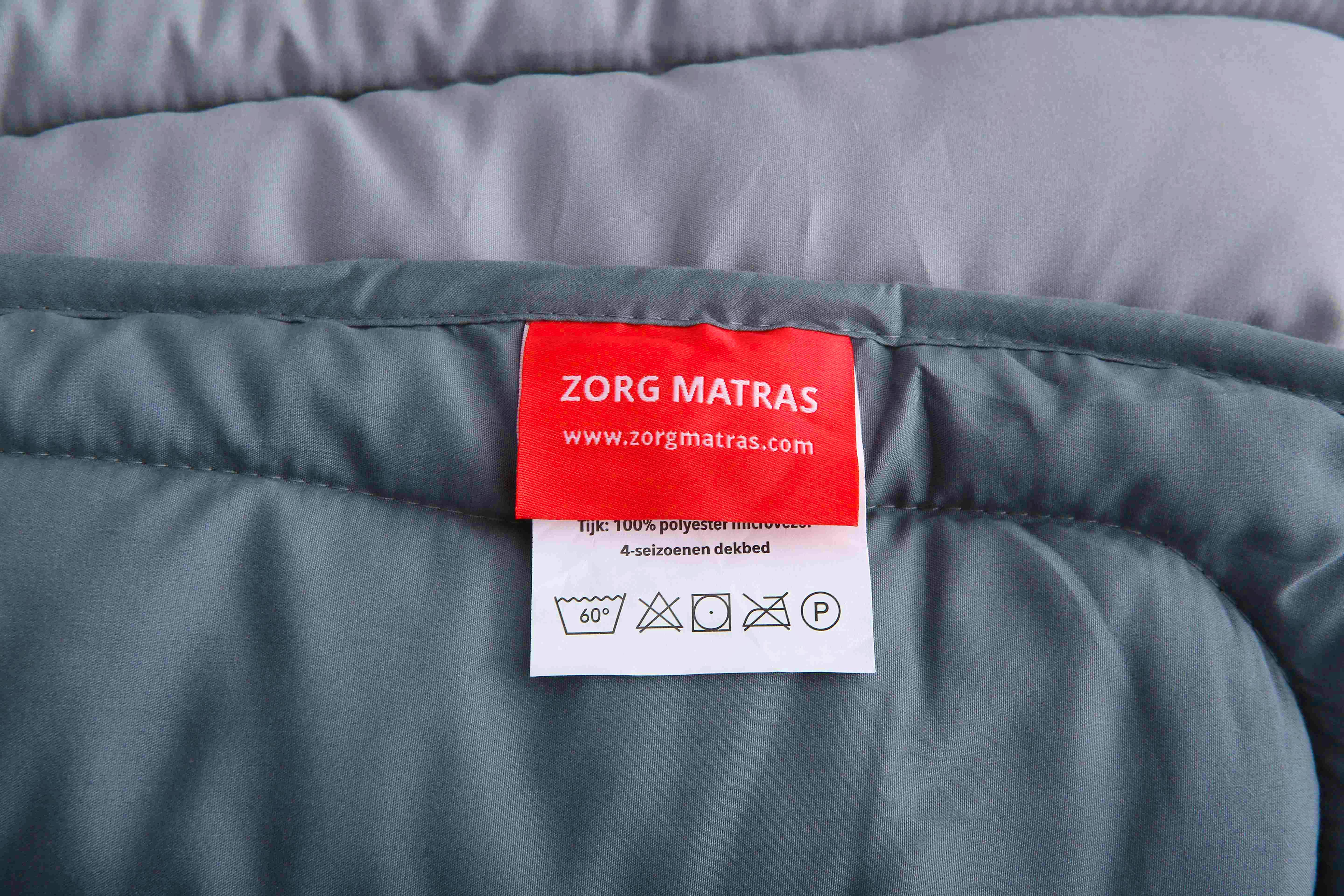 Label van antraciet dekbed zonder overtrek met logo van Zorgmatras