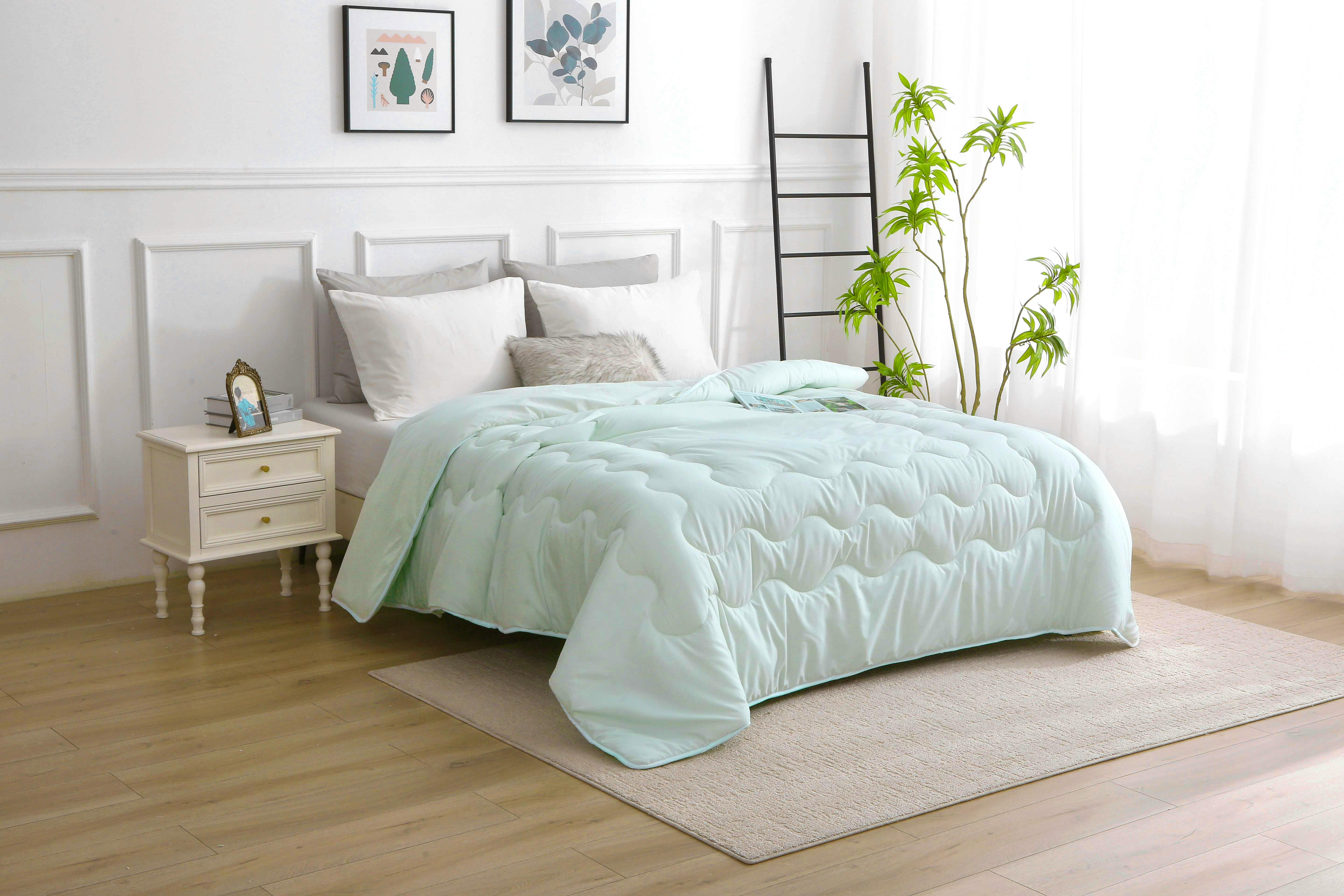 Groen verkoelend zomerdekbed zonder overtrek 240x220 cm opgemaakt op bed; dubbelzijdig met koelzijde