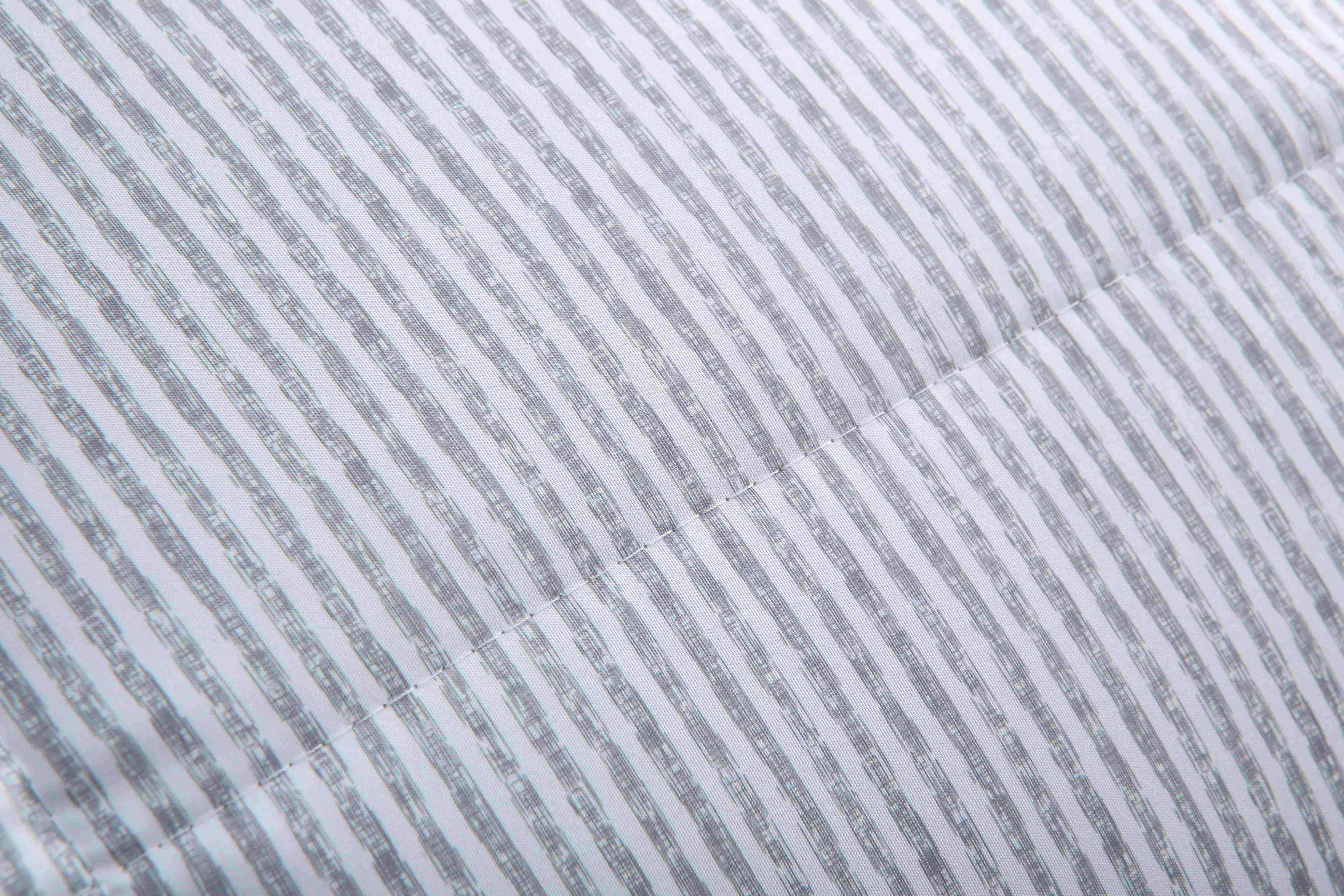 Detailweergave van de grijs gestreepte microvezel tijk van het dekbed zonder overtrek