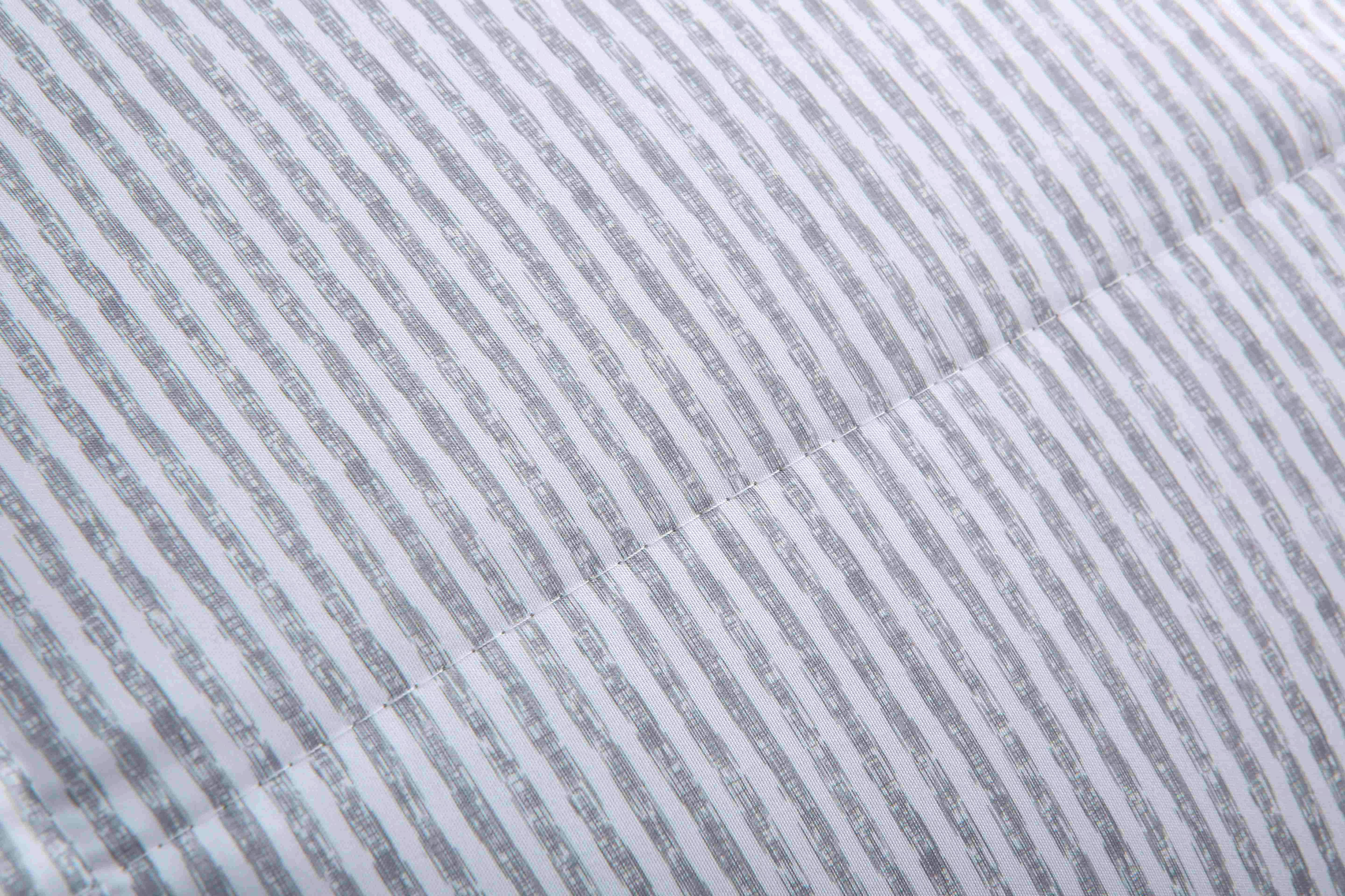 Detailweergave van de grijs gestreepte microvezel tijk van het dekbed zonder overtrek