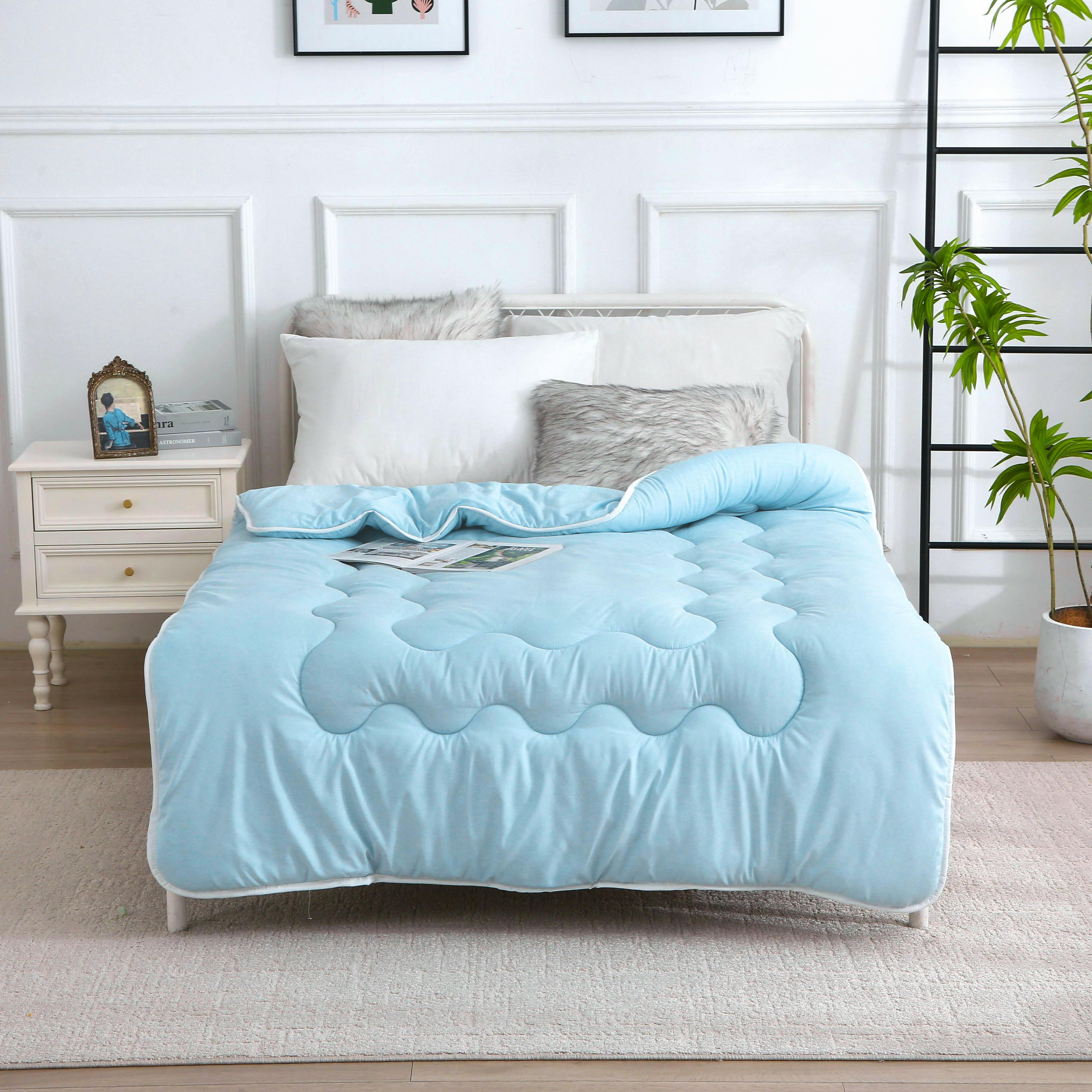 Verkoelend zomerdekbed zonder overtrek in blauwe kleur, opgemaakt op bed, leverbaar in 140x200, 160x220 en 200x200 cm