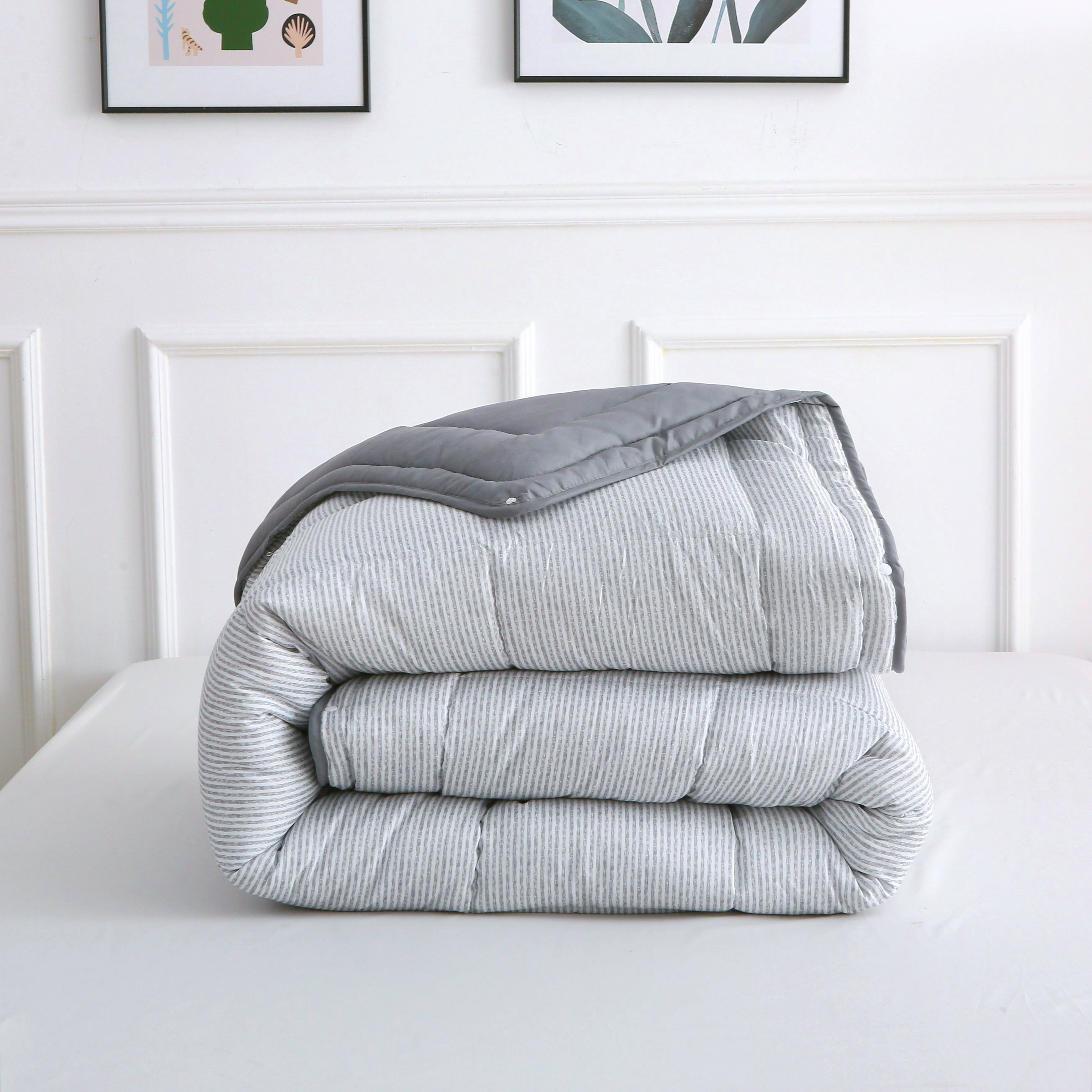 Opgevouwen dekbed in stijlvolle grijze kleur met vaste hoes en drukknopen